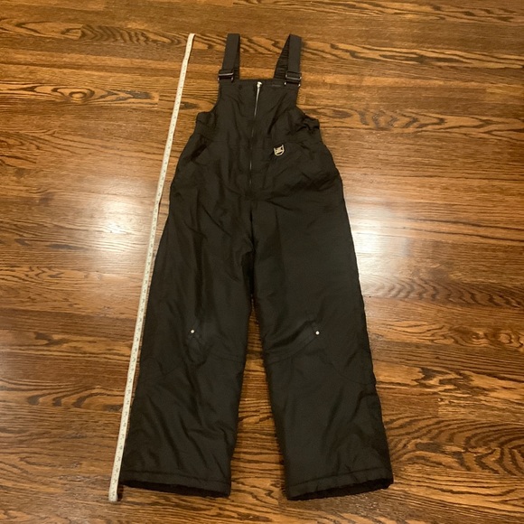Boys snow jumpsuit. Tapered leg to minimize snow exposure - Picture 1 of 7